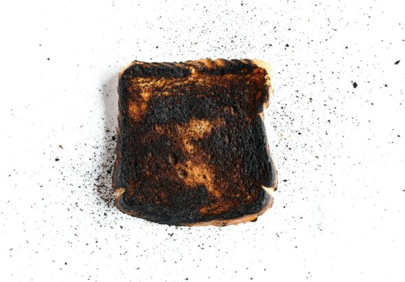 Para evitar que seu bolo sole, é crucial identificar e corrigir erros comuns na confeitaria. Fatores como a temperatura dos i