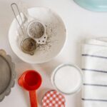 Para começar a fazer bolos, você precisará de um conjunto básico de utensílios que inclui tigelas, batedeira (manual ou plane